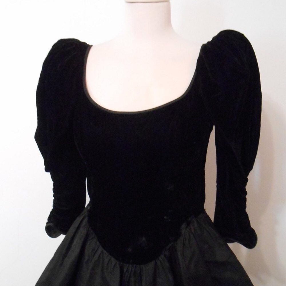 Jessica McClintock Vintage Elegant Black Velvet Dress - Picture 2 of 5